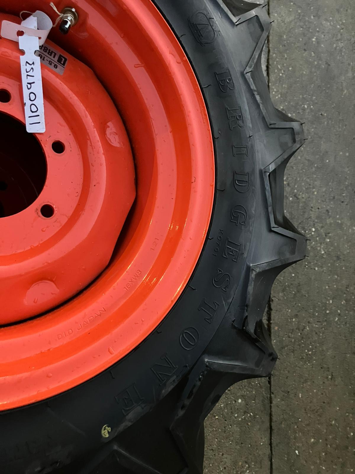 Set of shop soiled Bridgestone tyres for L2 (8stud)